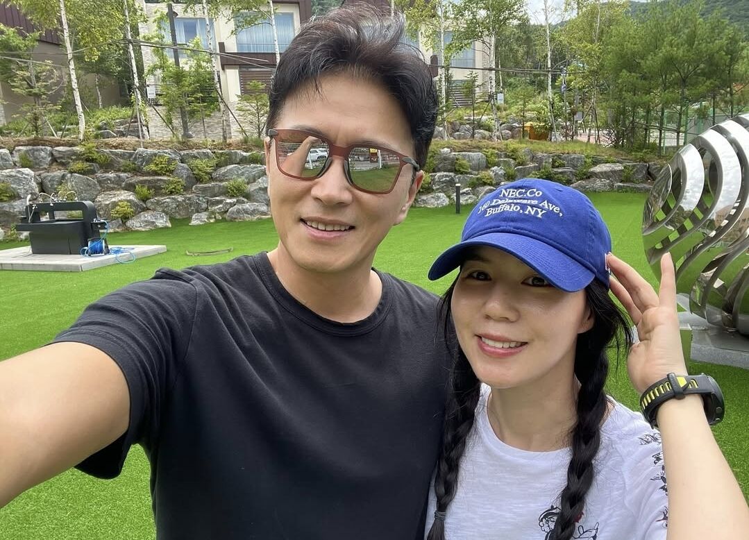 Jin Tae-hyun ♥ Park Si-eun Donate 10 Million Won in to Help Seniors & People with Disabilities