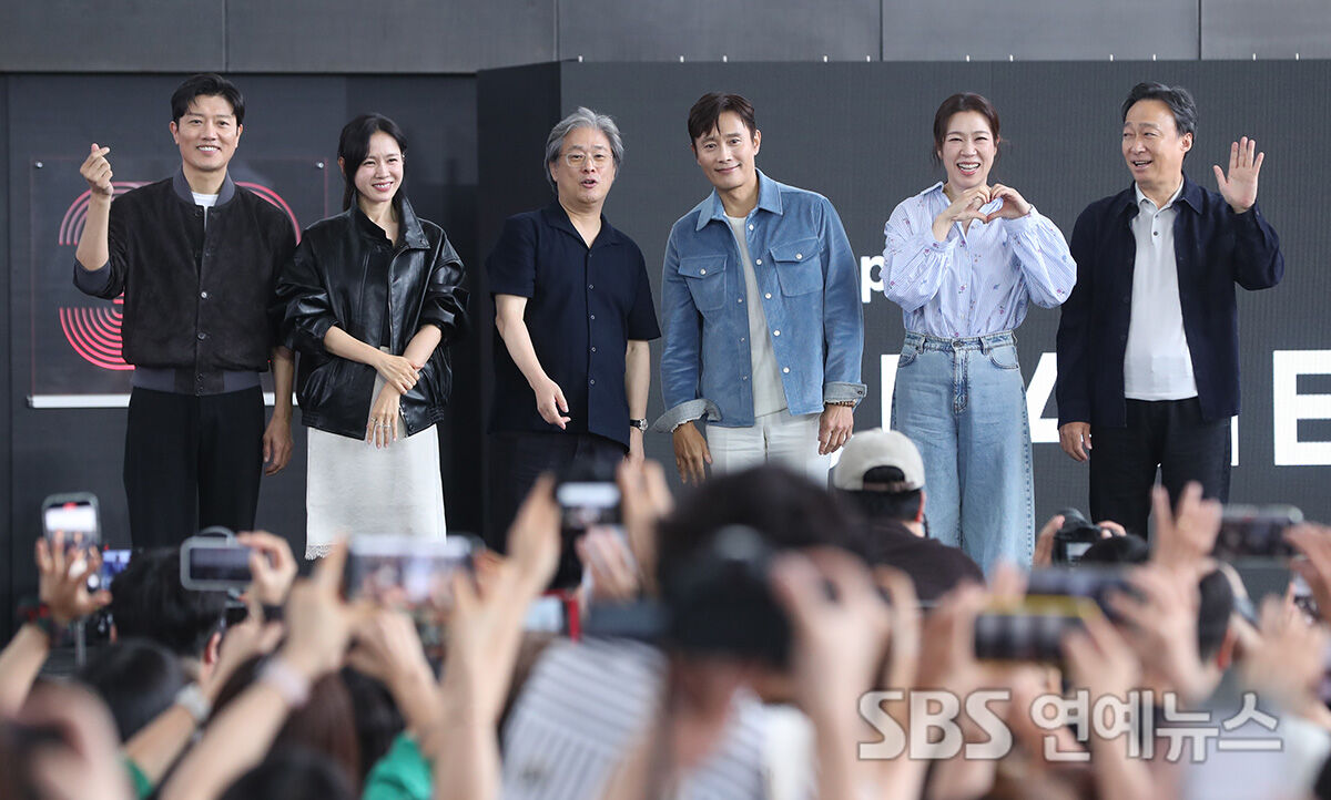 Son Ye-jin, Lee Byung-hun, Park Chan-wook and the cast of No Other Choice at BIFF Open Talk