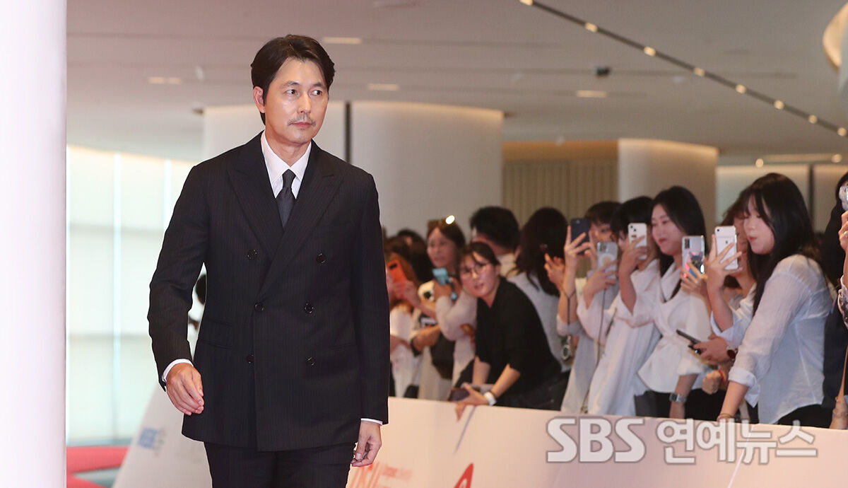 Jung Woo-sung Steps Out in Busan for 34th Buil Film Awards Handprint Ceremony
