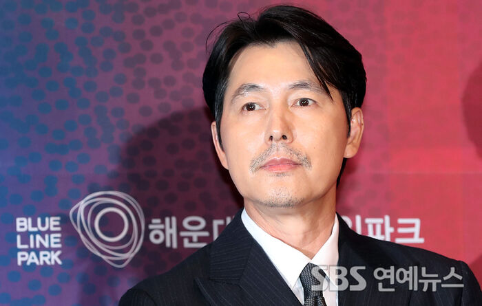 Jung Woo-sung Makes First Public Appearance After Paternity Controversy