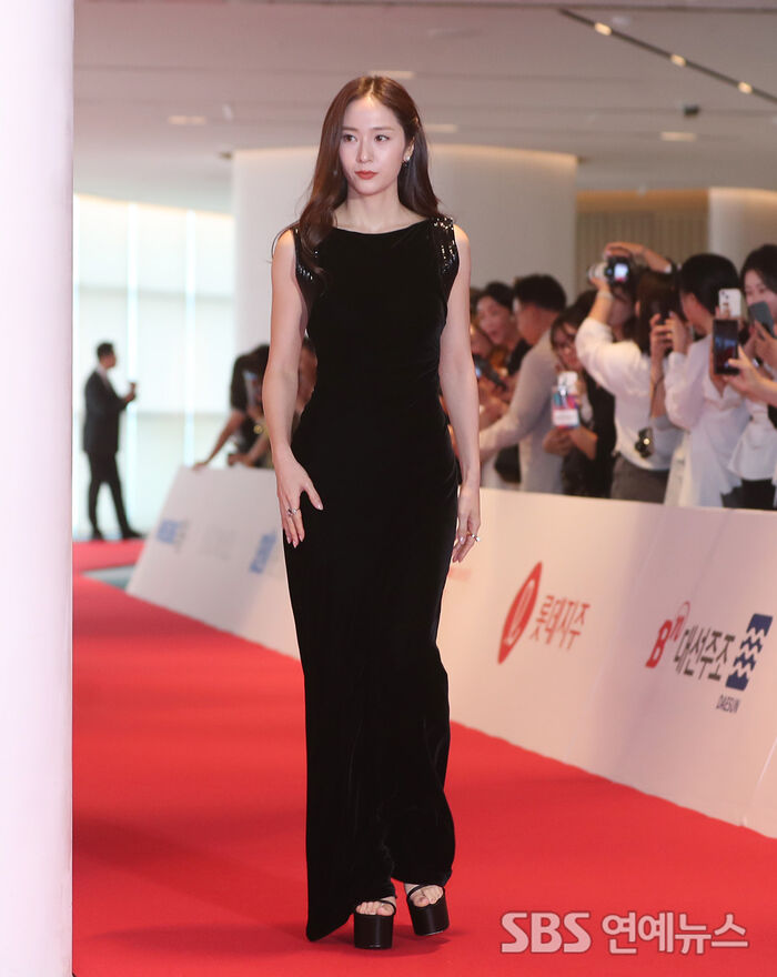Krystal Jung Stuns in Elegant Black at Buil Film Awards Handprint Ceremony