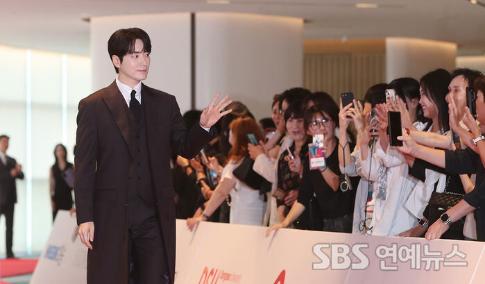 Lee Jun-hyuk Greets Fans With a Warm Wave