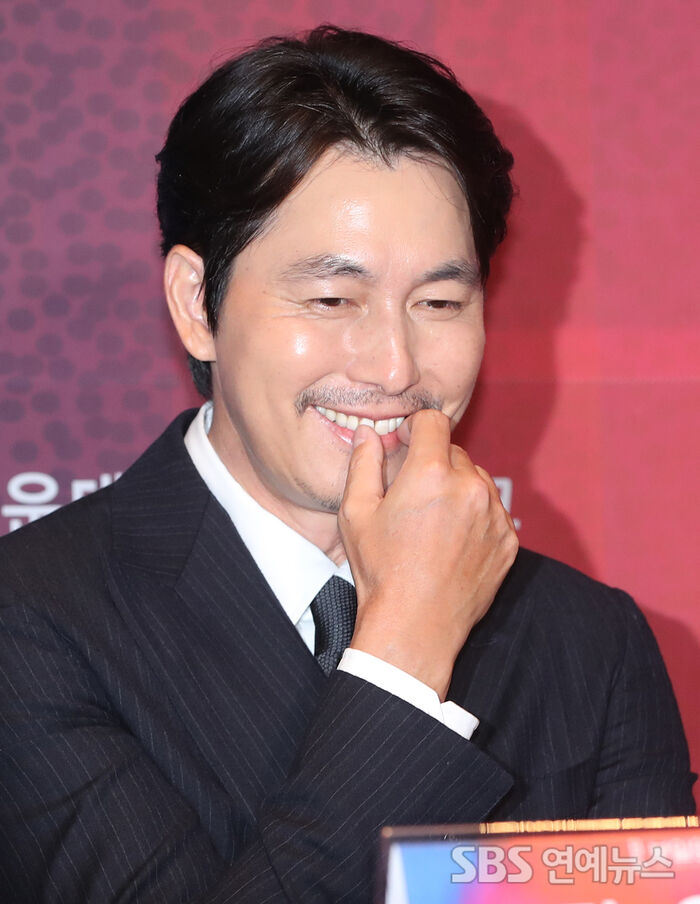 Jung Woo-sung at the Buil Film Awards handprint ceremony