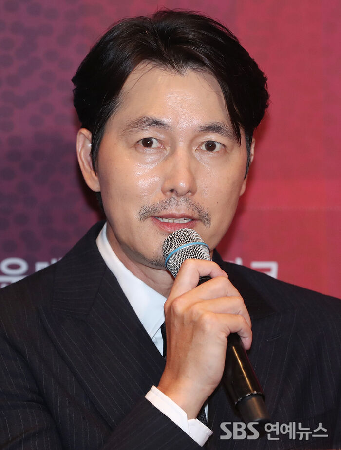 Jung Woo-sung at the Buil Film Awards handprint ceremony
