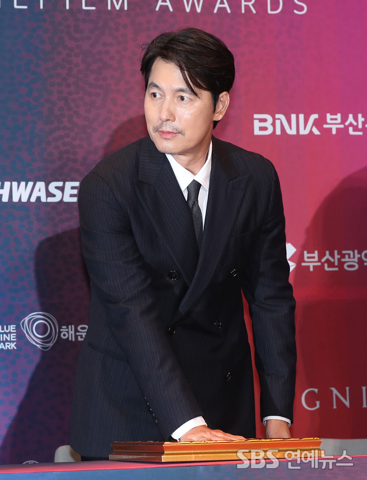 Jung Woo-sung at the Buil Film Awards handprint ceremony