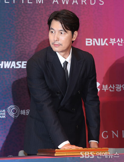 Jung Woo-sung at the Buil Film Awards handprint ceremony