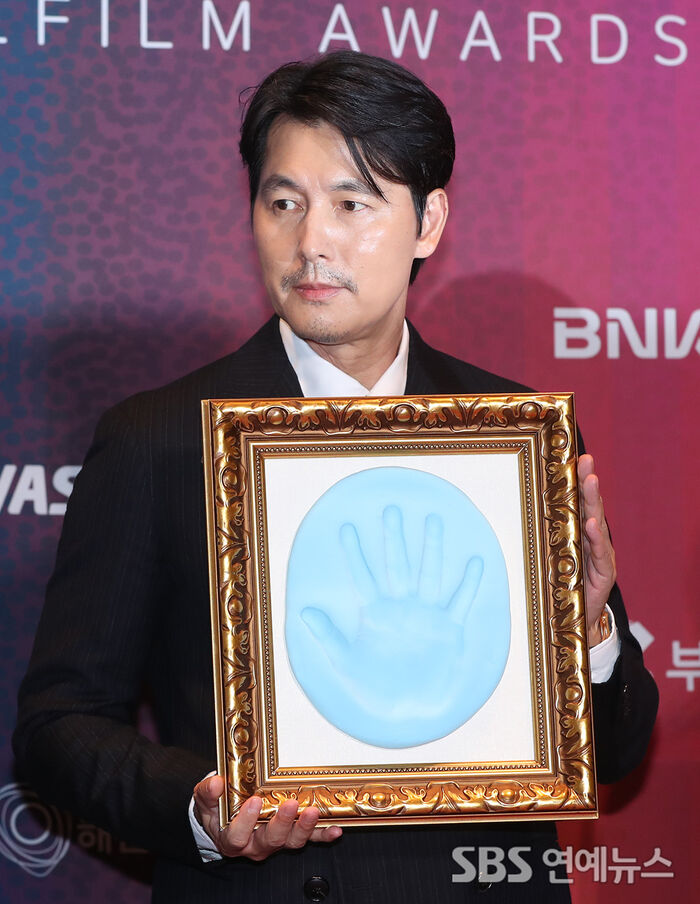 Jung Woo-sung at the Buil Film Awards handprint ceremony in Busan