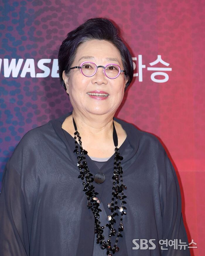 Yang Hee-kyung Stuns on the Buil Film Awards Red Carpet, Teases Big-Screen Return