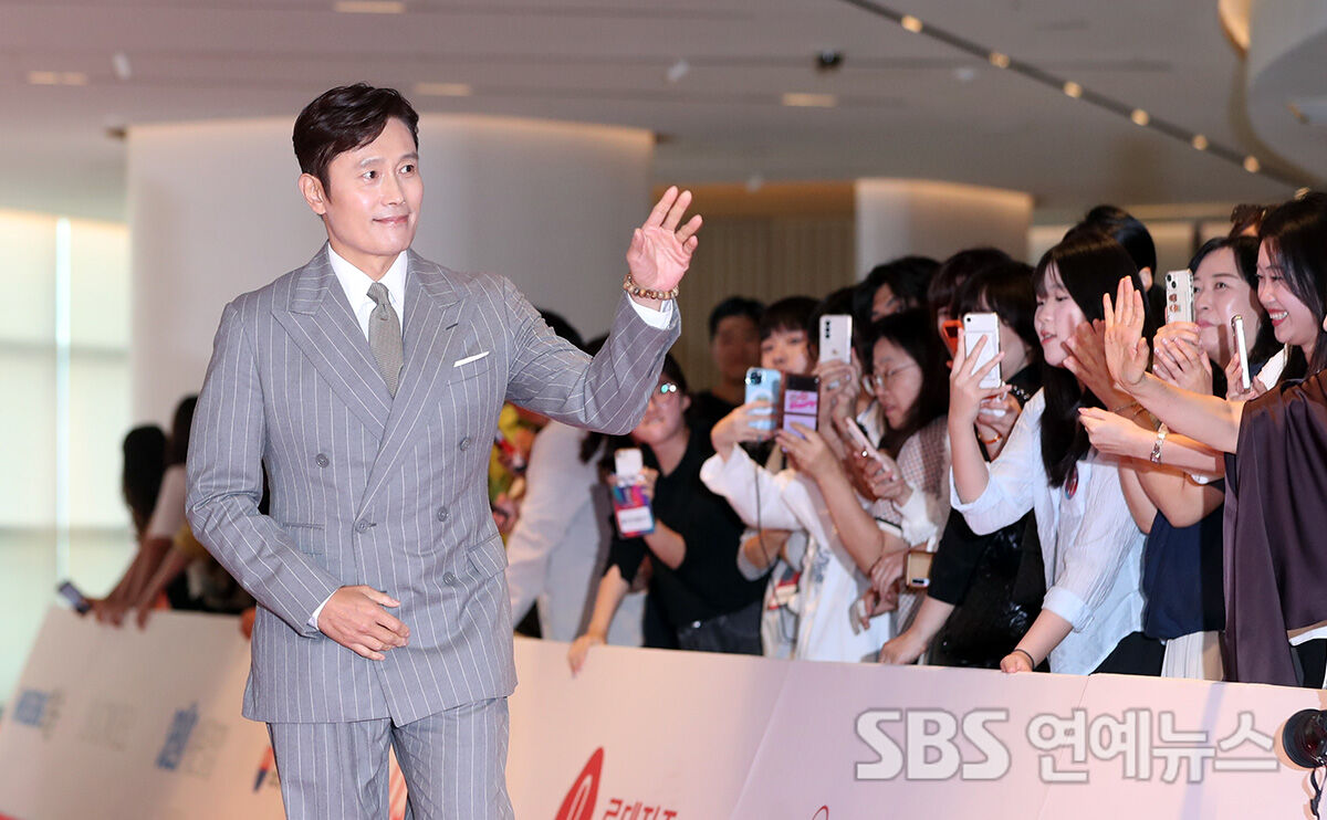 Lee Byung-hun Turns Heads on the Buil Film Awards Red Carpet