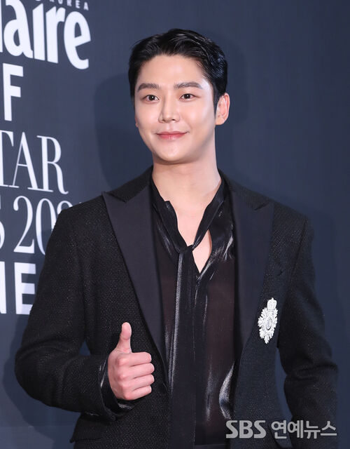 ROWOON Flashes a Thumbs-Up at the 2025 Asia Star Awards