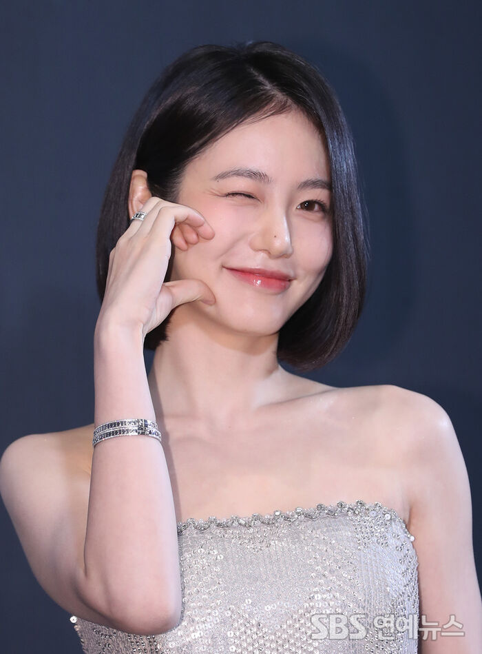 Shin Yeeun Wows With a Wink-Heart at the 2025 Asia Star Awards