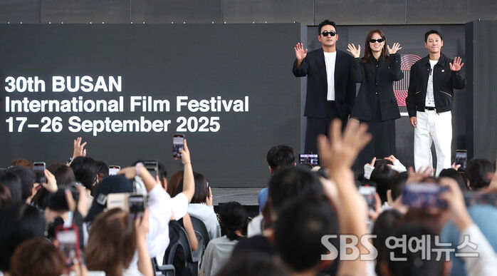 Cast of 'The Upstairs Neighbors' greet fans at the 30th Busan International Film Festival