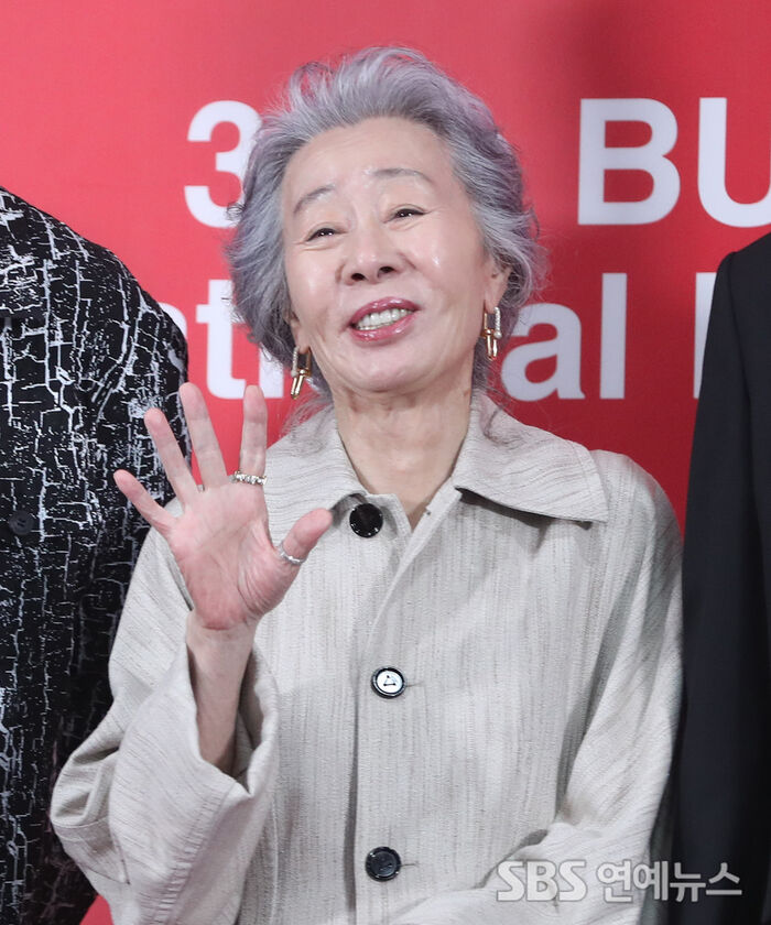 Youn Yuh-jung Returns to BIFF for 'The Wedding Banquet' Press Event