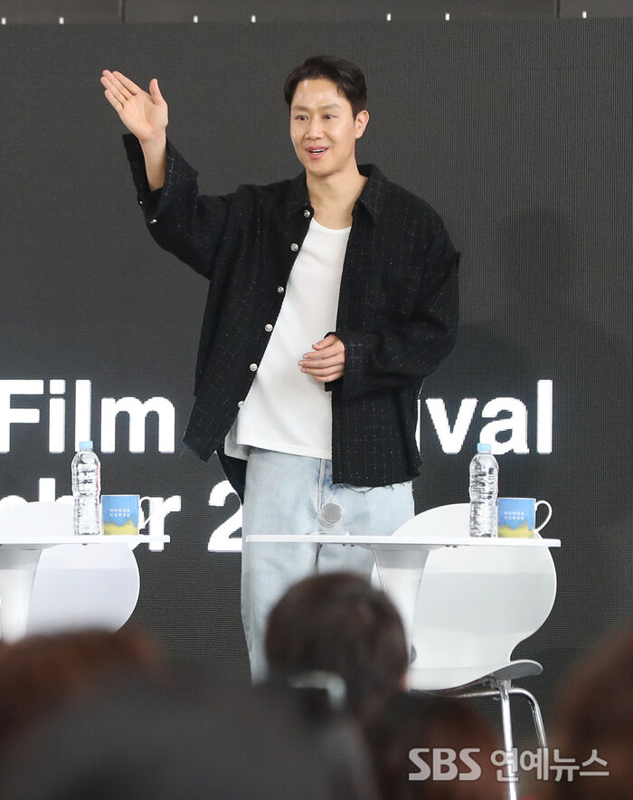 Jung Woo Directs and Stars in 'Jjanggu'