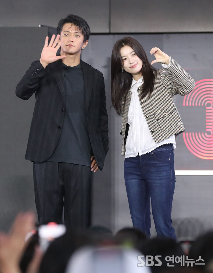 Shun Oguri and Han Hyo-joo Charm Fans at BIFF’s ‘Romantics Anonymous’ Outdoor Event