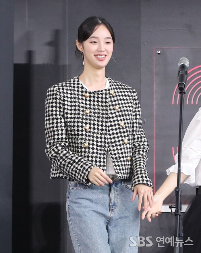 Kang Hae-lim Steps Out at Busan for 'Mia' Amid Lee Dong-gun Romance Rumors