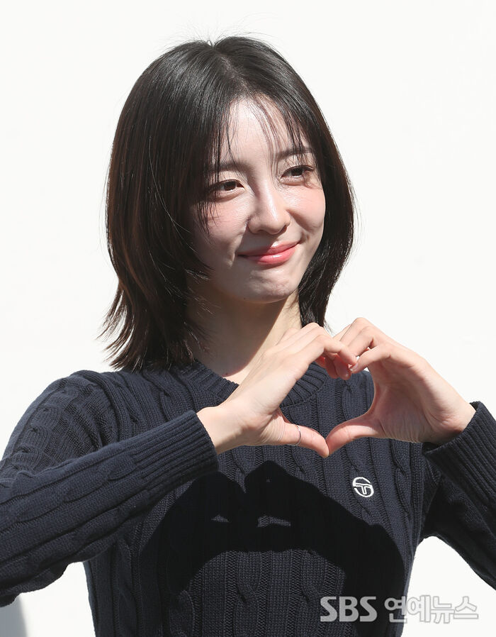 Park Ji-hyun Glows in the Autumn Sun with a Radiant Smile
