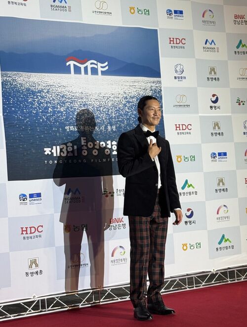 바비킴, '제3회 통영영화제' 레드카펫 밟았다…통영 바다 앞 '고래의 꿈' 열창