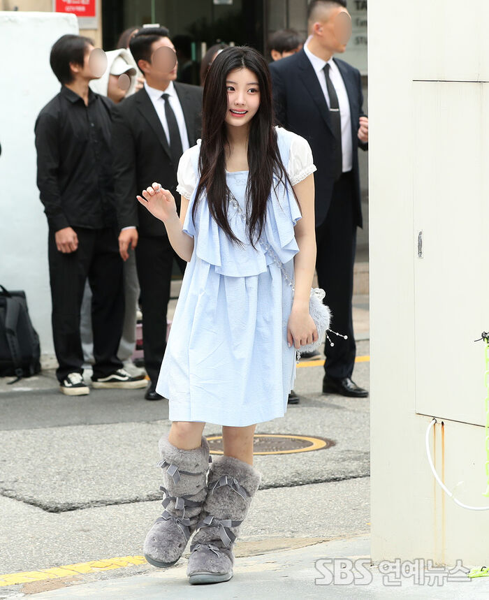 ILLIT’s WONHEE Brings Fresh-Faced Charm to Seoul Photo Call