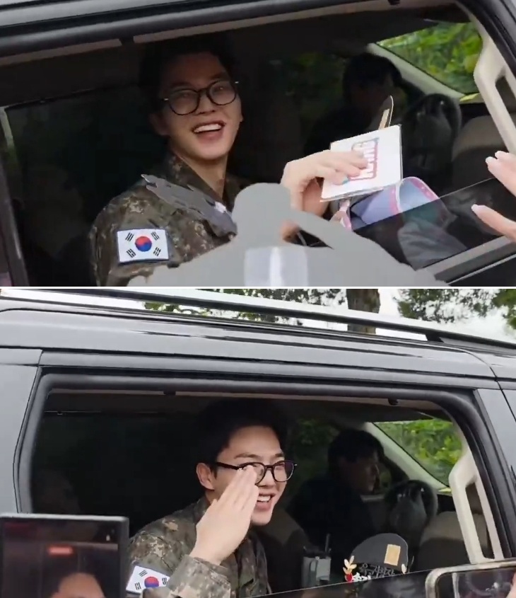 송강</font>, 개구쟁이 미소로 전역…'꽃신' 신은 팬들에게 특급 팬서비스