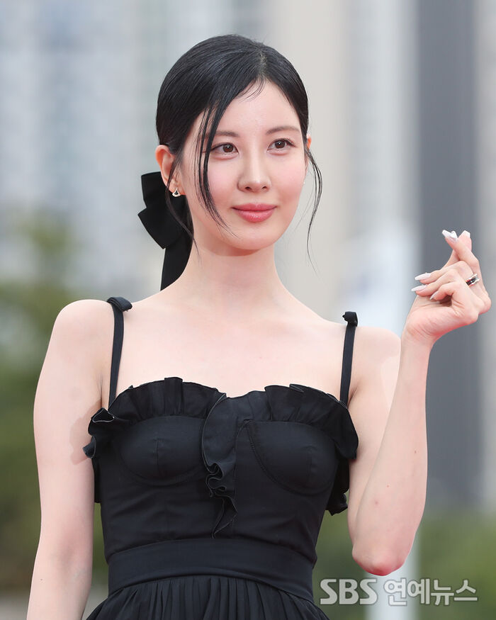 SEOHYUN Lights Up the Red Carpet With a Radiant Heart Pose