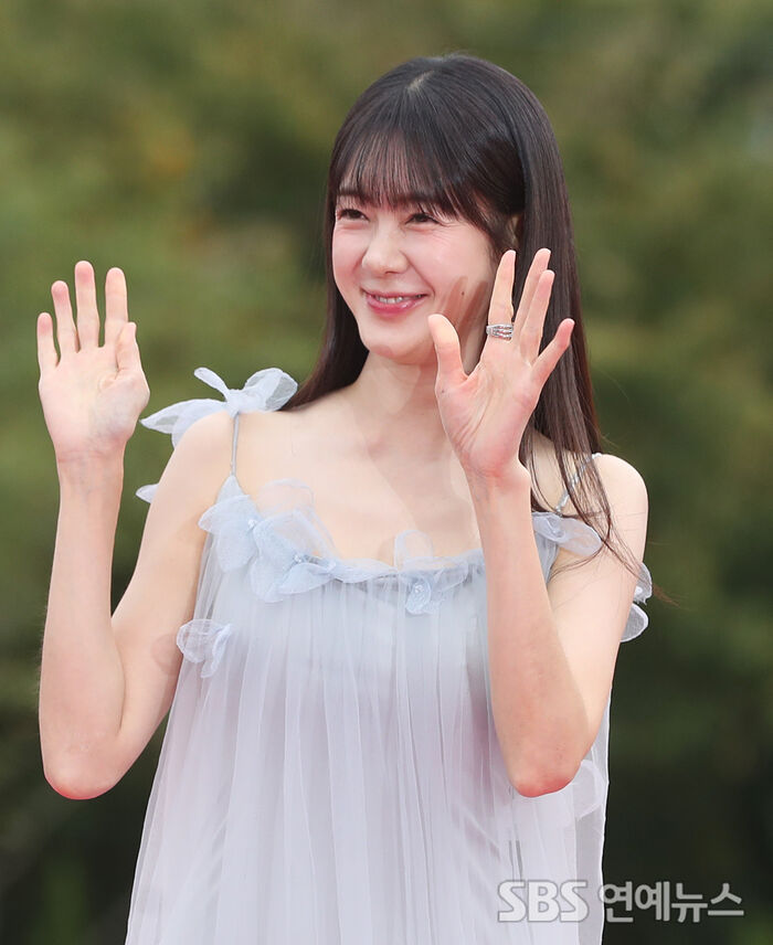 Lee Yo-won Makes a Glam Red Carpet Return as an Awards Presenter