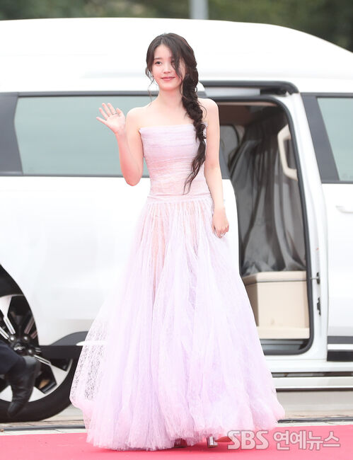 iu pink dress IU, woman singing in pink dress transparent background PNG clipart