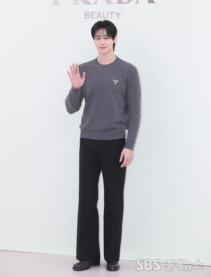 Byeon Wooseok Nails Dark-Toned Fall Style at Seoul Photo Call