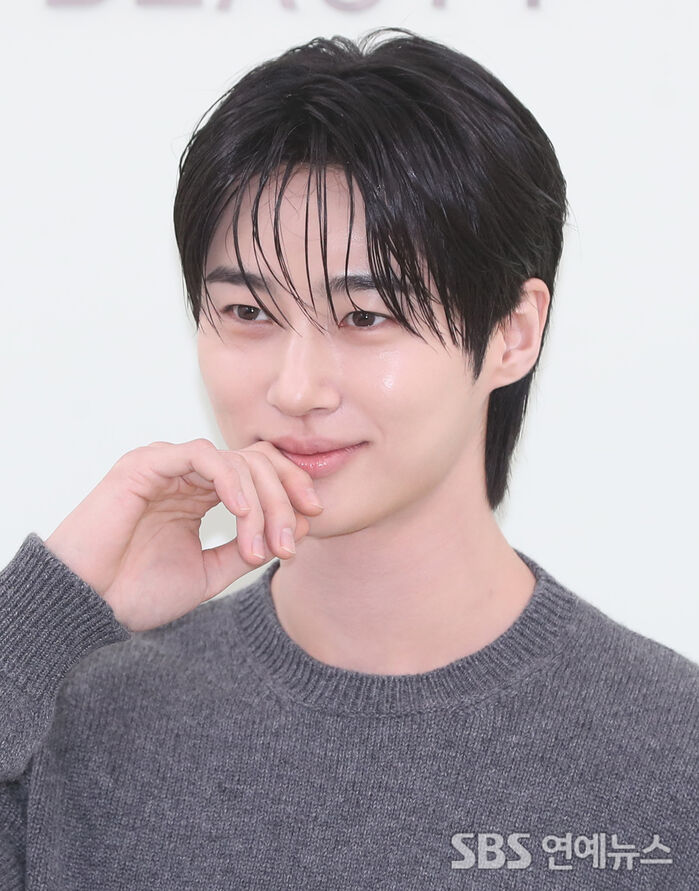 Byeon Wooseok, 'A Moist Smile Wet in Autumn Rain'