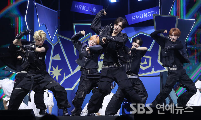 TWS Bring 'Head Shoulders Knees Toes' to 'play hard' Media Showcase
