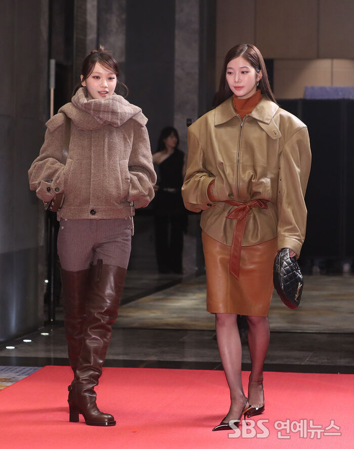 LE SSERAFIM’s KIM CHAEWON and KAZUHA Serve Chic Retro at Breast Cancer Awareness Photo Call