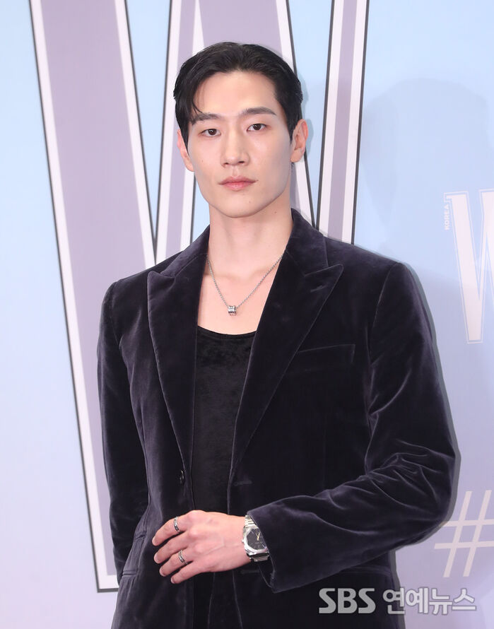 Noh Sang Hyun Brings Classic Watch-Model Vibes to Breast Cancer Awareness Event