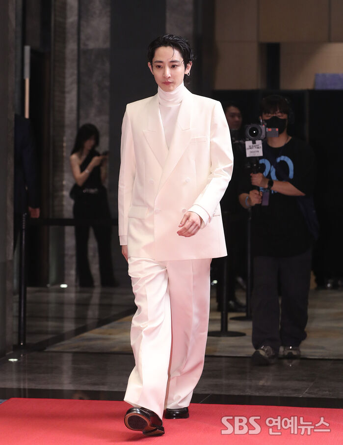 Lee Soo-hyuk Stuns in All-White at Breast Cancer Awareness Photo Call