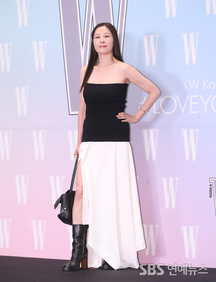 Moon Sori Serves Black-and-White Chic at Breast Cancer Awareness Photo Call