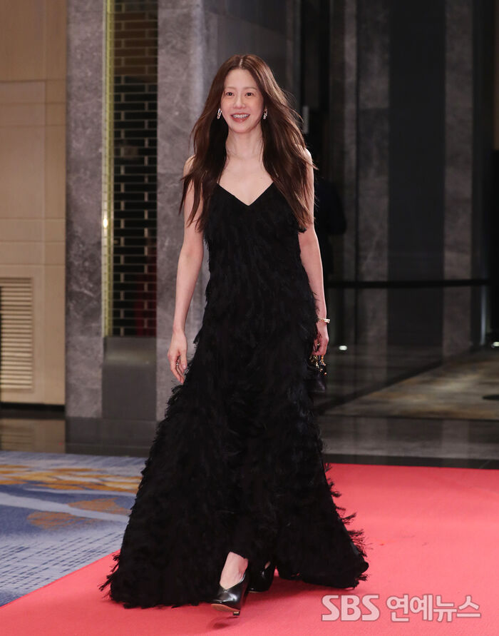Ko Hyun-jung Stuns in Black Swan Glam