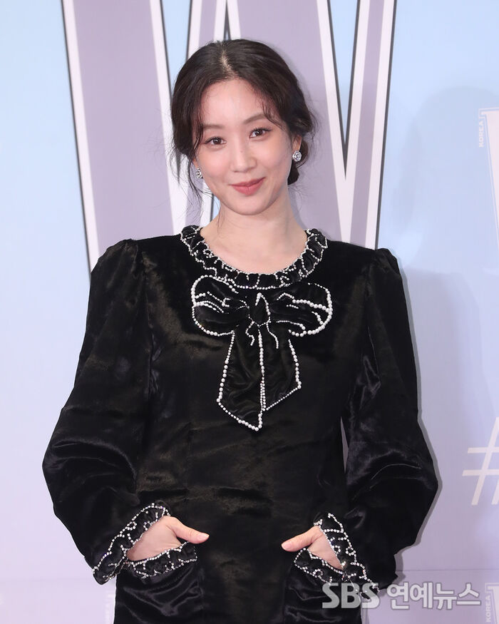 Jung Ryeowon Radiates a Sweet, Youthful Smile at Breast Cancer Awareness Photo Call
