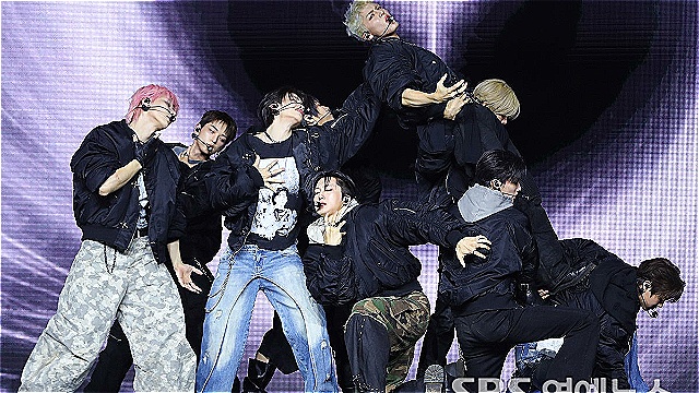 [E포토] 앤팀, '시선 사로잡는 강렬한 오프닝'