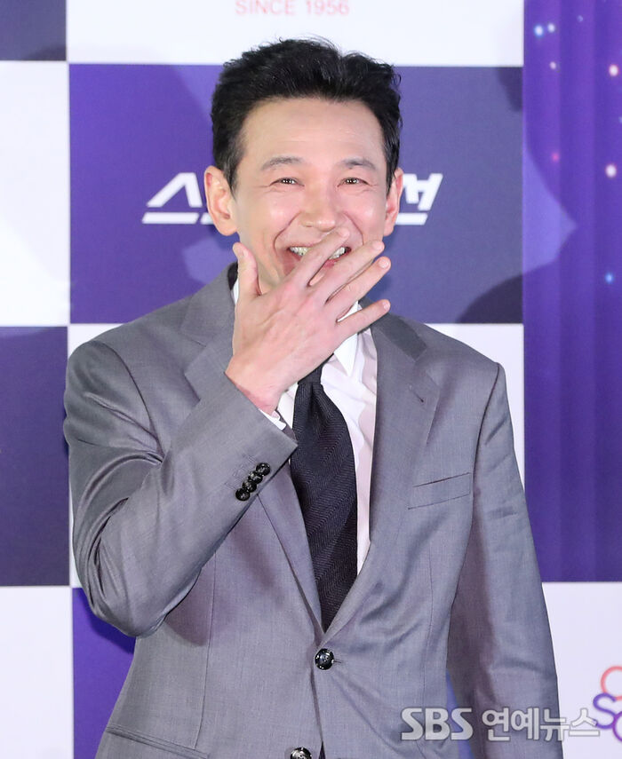 Hwang Jung-min at the 46th Blue Dragon Film Awards handprinting ceremony