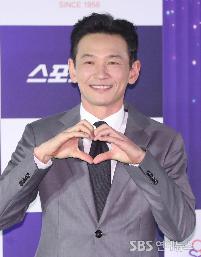 Hwang Jung-min at the 46th Blue Dragon Film Awards handprinting ceremony