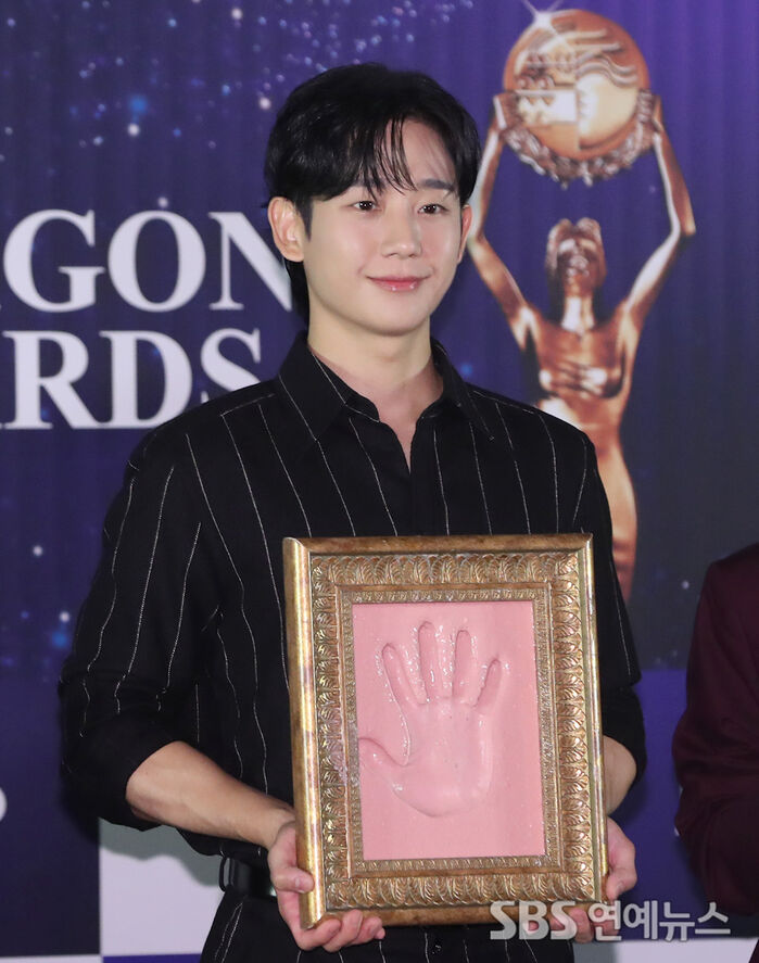 Jung Hae-in Beams at Blue Dragon Film Awards Handprint Ceremony