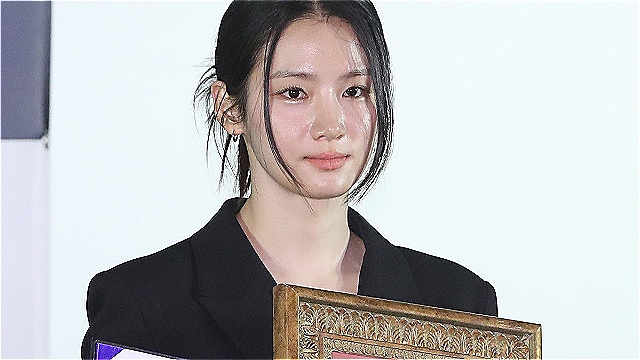 [E포토] 박주현, '청룡에 핸드프린팅 남겨요'