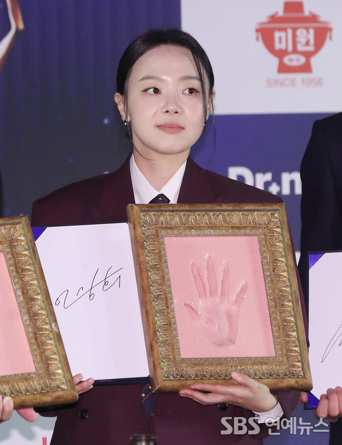Lee Sang Hee Commemorates Her Best Supporting Actress Win With Handprint at Blue Dragon