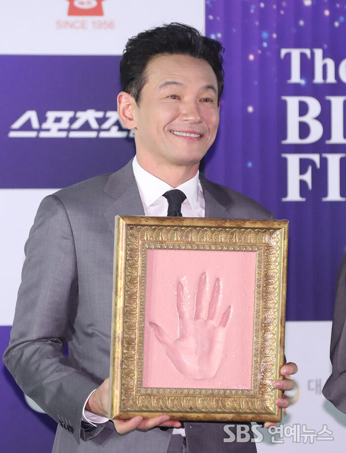 Hwang Jung-min Leaves His Mark for the Fourth Time at Blue Dragon