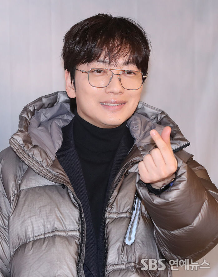 Lee Donghwi Brings Cozy Winter Vibes to New Balance Seoul Photo Call