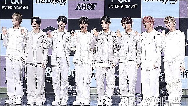 [E포토] 아홉, '아홉 아닌 8인 체제로 컴백'