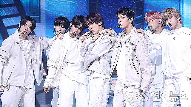 [E포토] 아홉, '성장한 모습으로 돌아온 소년들'