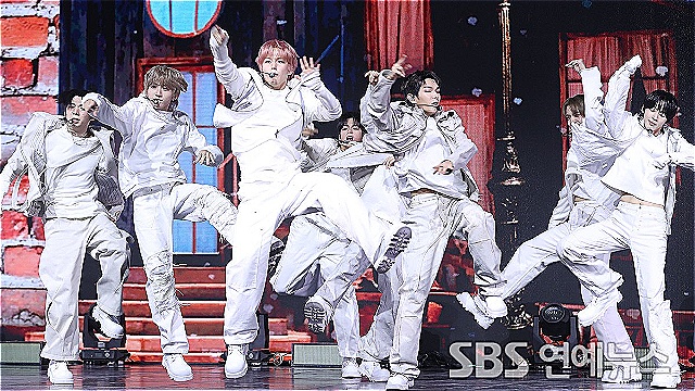 [E포토] 아홉, '괴물 신인들의 강렬한 퍼포먼스'