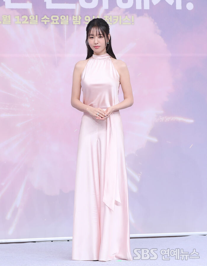 Ahn Eun-jin Stuns in Pink at 'Dynamite Kiss' Press Conference