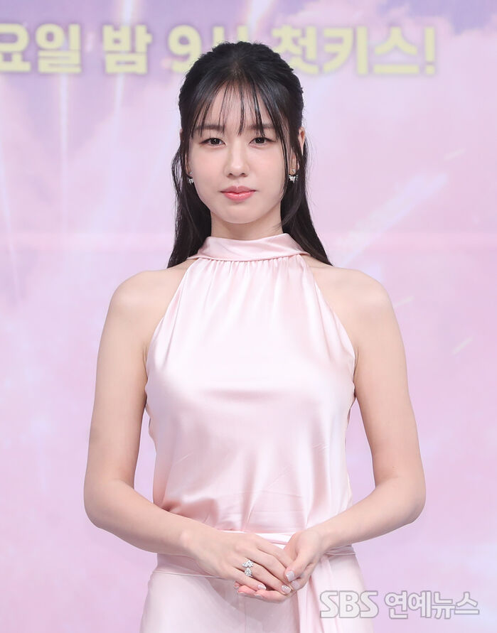 Ahn Eun-jin Makes Rom-Com Lead Debut in 'Dynamic Kiss': "I Wanted to Look Pretty"