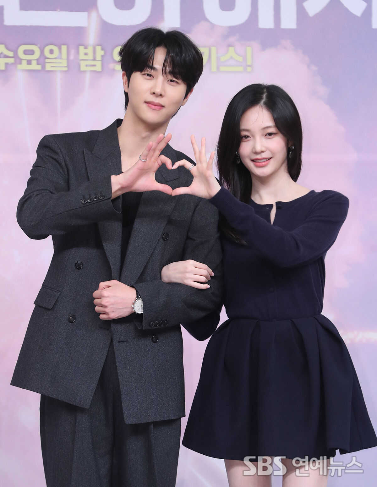 Kim Mujun and Woo Davi Share a Heart Pose at ‘Dynamite Kiss’ Showcase